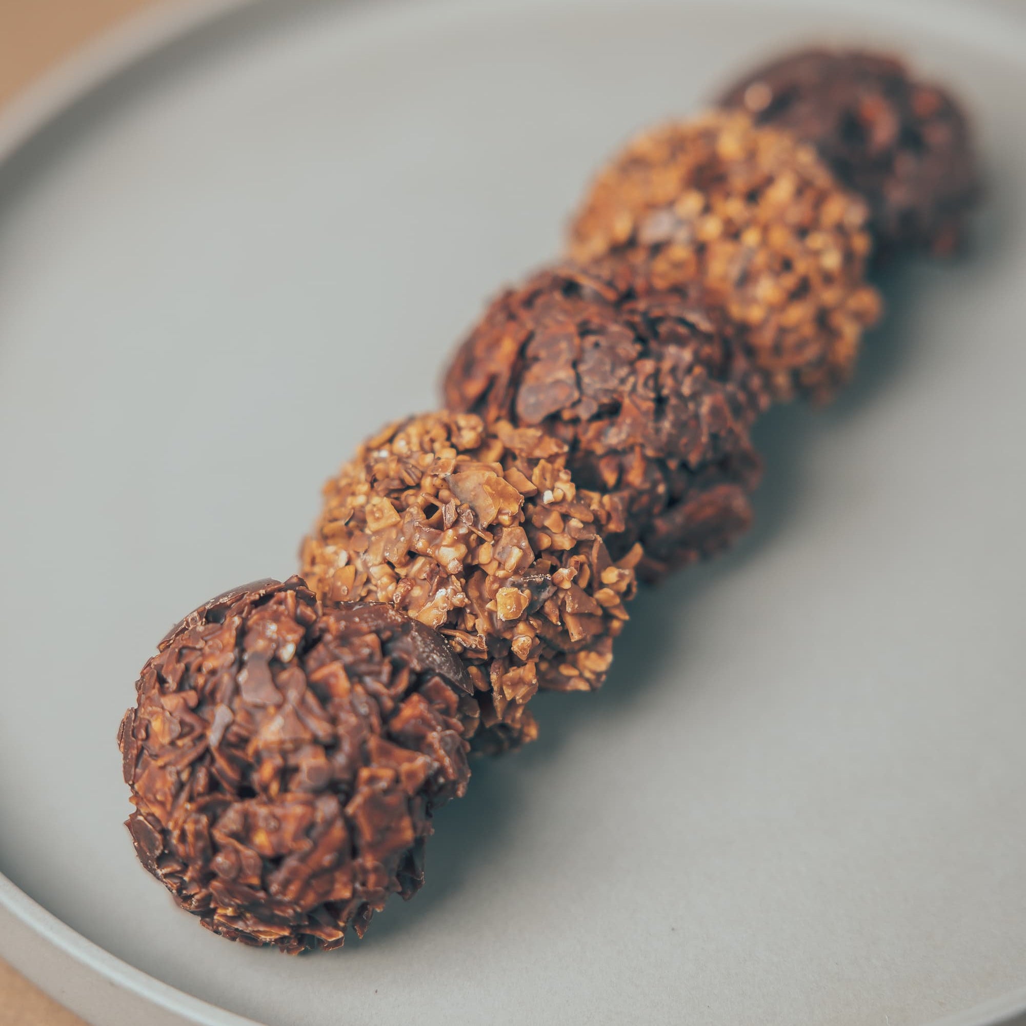 蜜芋チップスのチョコクランチ – & OIMO TOKYO